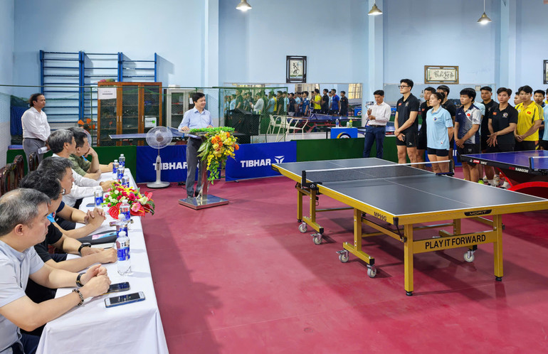 Đồng chí Tạ Quang Dũng, Trưởng Ban Văn hóa-Xã hội Báo Nhân Dân, Trưởng Ban tổ chức Giải, phát biểu tại Trường đại học Thể dục Thể thao Đà Nẵng.