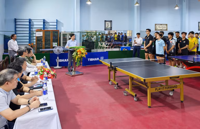 Đồng chí Tạ Quang Dũng, Trưởng Ban Văn hóa-Xã hội Báo Nhân Dân, Trưởng Ban tổ chức Giải, phát biểu tại Trường đại học Thể dục Thể thao Đà Nẵng.