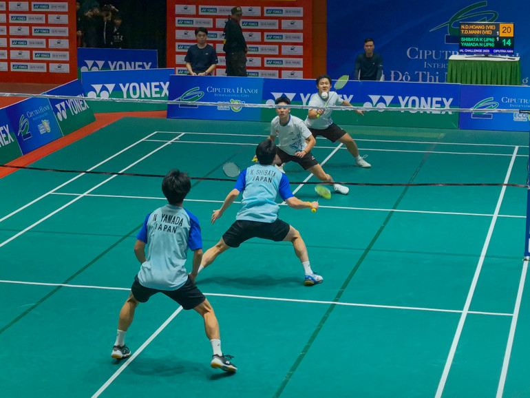 Pha cầu quyết định, khép lại chiến thắng 2-1 của hai tay vợt Đình Mạnh và Đình Hoàng