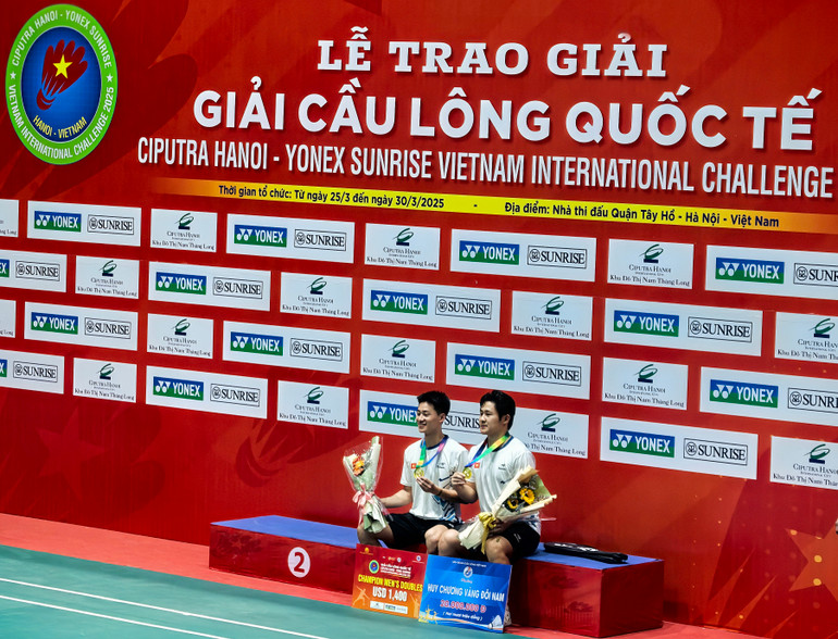 Trần Đình Mạnh và Nguyễn Đình Hoàng trên bục nhận giải thưởng.