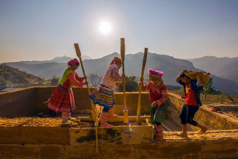 Đàn ông trong bản vác đất, phụ nữ trình đất trong khuôn, mỗi người một việc, chung sức dựng nên ngôi nhà mới.