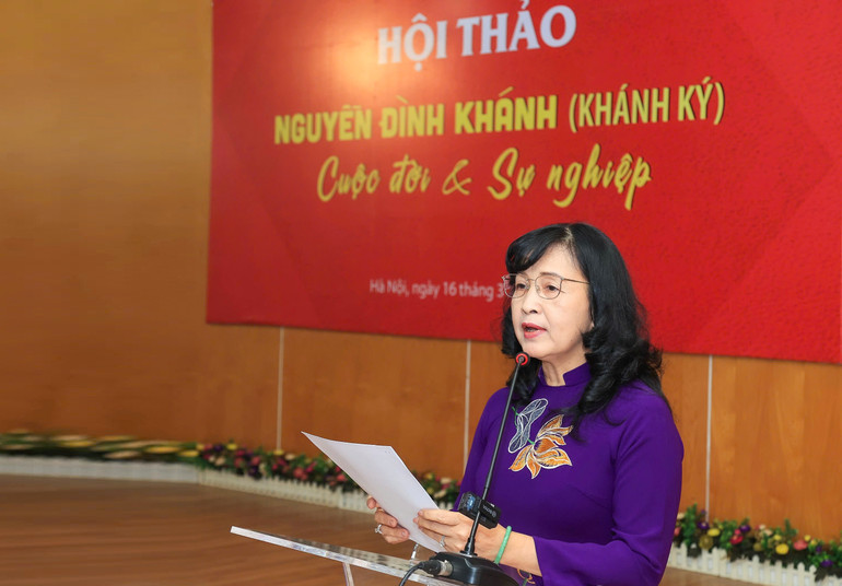 Nghệ sĩ Nhiếp ảnh Trần Thị Thu Đông, Phó Chủ tịch Liên hiệp các Hội Văn học nghệ thuật Việt Nam, Chủ tịch Hội Nghệ sĩ nhiếp ảnh Việt Nam phát biểu đề dẫn tại hội thảo.