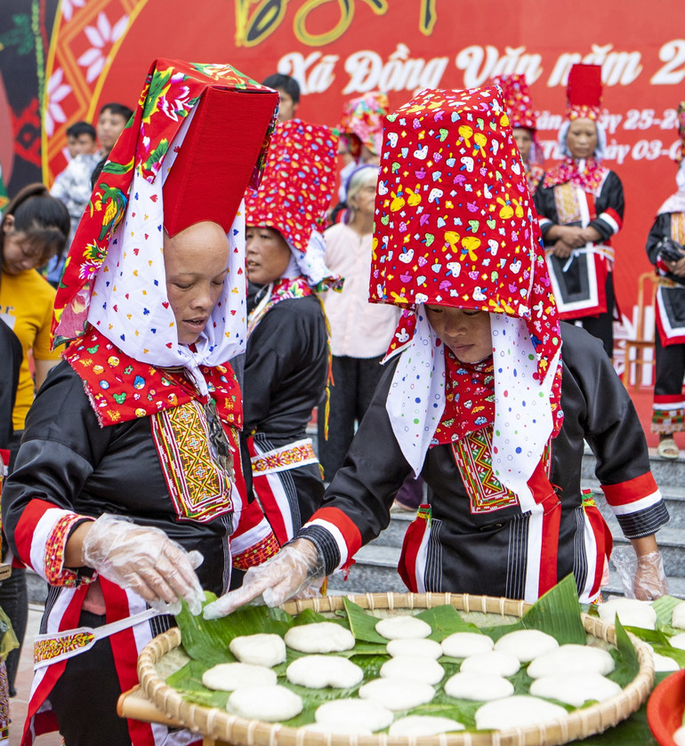 Những chiếc bánh dày, biểu tượng cho sự no đủ, gắn kết trong ngày hội Kiêng gió.