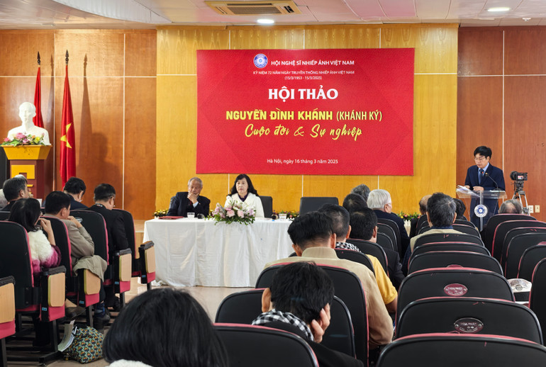 Nghệ sĩ Nhiếp ảnh Hồ Sỹ Minh, Phó Chủ tịch Thường trực Hội Nghệ sĩ Nhiếp ảnh Việt Nam phát biểu kết luận, khẳng định những đóng góp vô cùng quan trọng của Cụ Khánh Ký cho sự phát triển của nhiếp ảnh Việt Nam trong hơn một thế kỷ qua.