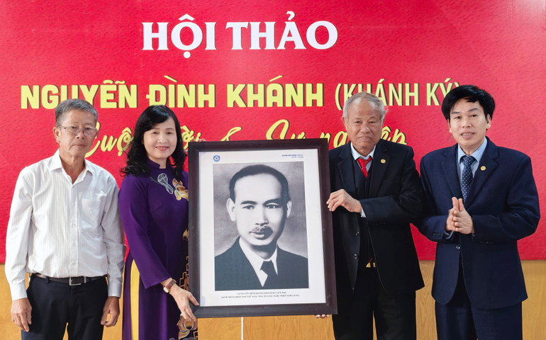 Lãnh đạo Hội Nghệ sĩ Nhiếp ảnh Việt Nam trao tặng bức ảnh chân dung Cụ Nguyễn Đình Khánh cho Giám đốc Bảo tàng nhiếp ảnh Lai Xá.