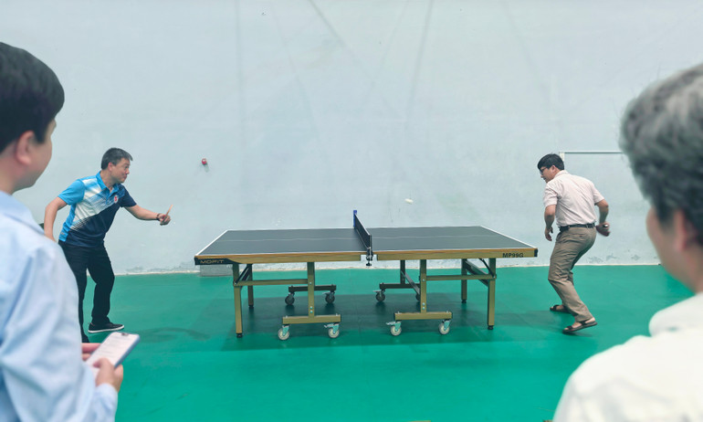 Đồng chí Phan Huy Thắng thi đấu giao lưu bóng bàn với giảng viên Trường đại học Sư phạm, Đại học Đà Nẵng.