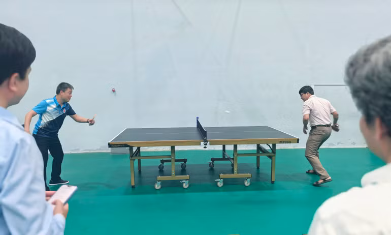 Đồng chí Phan Huy Thắng thi đấu giao lưu bóng bàn với giảng viên Trường đại học Sư phạm, Đại học Đà Nẵng.