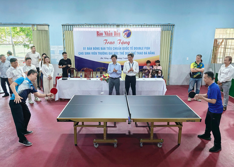 Đồng chí Phan Huy Thắng (bên trái), đại diện Ban Tổ chức, thi đấu giao lưu bóng bàn với giảng viên trường Trường đại học Thể dục Thể thao Đà Nẵng trong sự cổ vũ sôi nổi.
