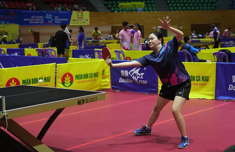 Mỹ Huyền dùng mặt vợt gai, được đánh giá là có lối đánh khó chịu, thiên về phòng thủ kèm cú bạt bất ngờ.