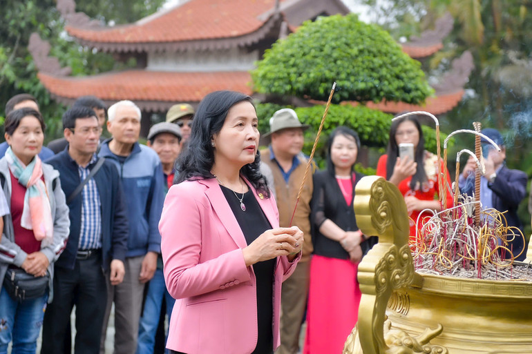 Các đại biểu dâng hương tại Nhà tưởng niệm Chủ tịch Hồ Chí Minh (khu ATK Định Hoá, Thái Nguyên).