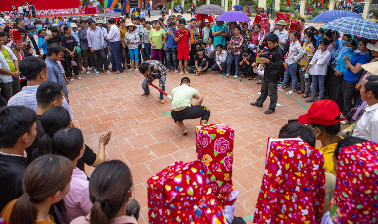 Thi đẩy gậy, môn thể thao thể hiện sức mạnh và sự khéo léo của thanh niên người Dao.