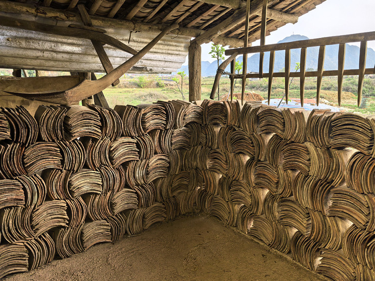 Để làm ra viên ngói phải tuân theo quy trình 8 bước, được người Tày gìn giữ qua nhiều đời. Từ chọn đất, làm nhuyễn, ủ đất, lọc tạp chất, vào khuôn, làm khô, nung trong lò đến chọn thành phẩm.