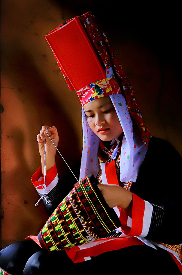 Cô gái Dao Thanh Phán chăm chút từng đường kim mũi chỉ trong phần thi thêu hoa văn