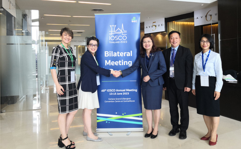 Đại diện hai Đoàn công tác chụp ảnh lưu niệm bên lề Hội nghị thường niên lần thứ 48 của IOSCO.