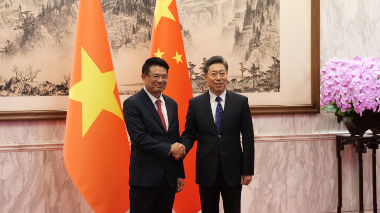 Đồng chí Nguyễn Huy Tiến chào xã giao đồng chí Trần Văn Thanh, Ủy viên Bộ Chính trị, Bí thư Ủy ban Chính Pháp Trung ương Đảng Cộng sản Trung Quốc. Đồng chí Nguyễn Huy Tiến chào xã giao đồng chí Trần Văn Thanh, Ủy viên Bộ Chính trị, Bí thư Ủy ban Chính Pháp Trung ương Đảng Cộng sản Trung Quốc.