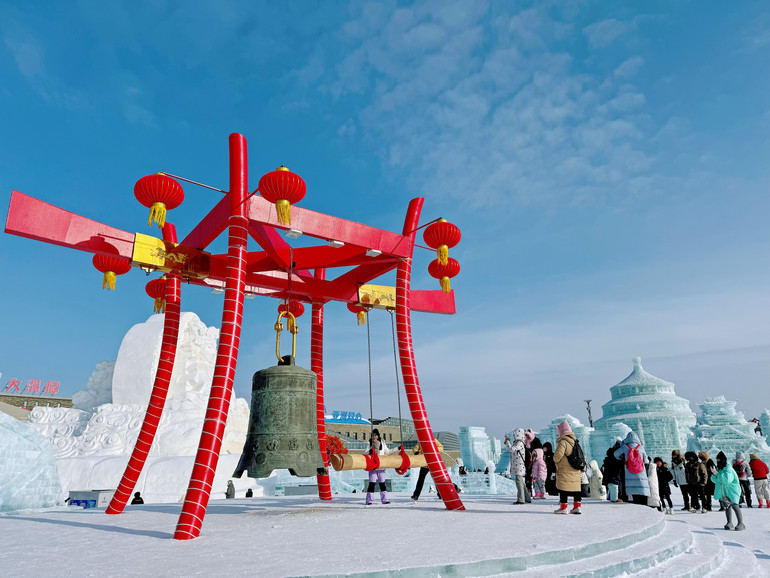 Du khách xếp hàng để đánh chuông chào mừng năm mới trong Công viên Thế giới băng tuyết. Du khách xếp hàng để đánh chuông chào mừng năm mới trong Công viên Thế giới băng tuyết.