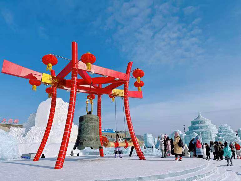 Du khách xếp hàng để đánh chuông chào mừng năm mới trong Công viên Thế giới băng tuyết.