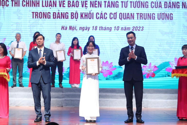 Hưởng ứng phát động của Đảng ủy tại Trung Quốc, lưu học sinh Việt Nam tại thành phố Nam Kinh đoạt giải Cuộc thi viết chính luận về bảo vệ nền tảng tư tưởng của Đảng. Hưởng ứng phát động của Đảng ủy tại Trung Quốc, lưu học sinh Việt Nam tại thành phố Nam Kinh đoạt giải Cuộc thi viết chính luận về bảo vệ nền tảng tư tưởng của Đảng.