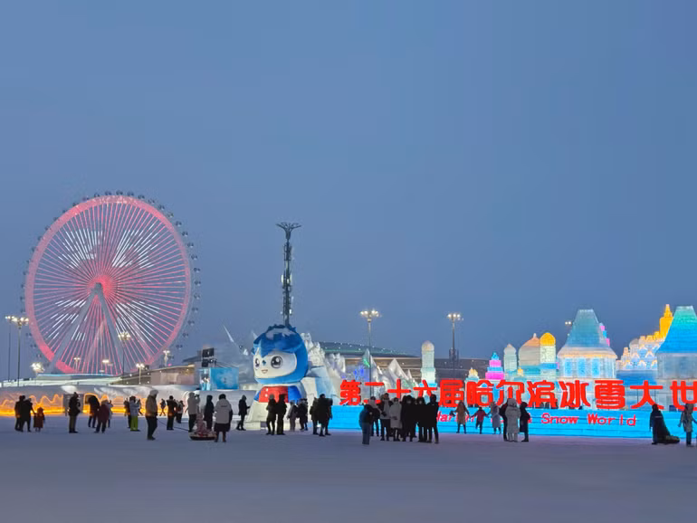 Công viên Thế giới băng tuyết ở Cáp Nhĩ Tân, có lịch sử 25 năm, được công nhận là công viên giải trí băng tuyết lớn nhất thế giới và giành được danh hiệu kỷ lục Guinness thế giới.