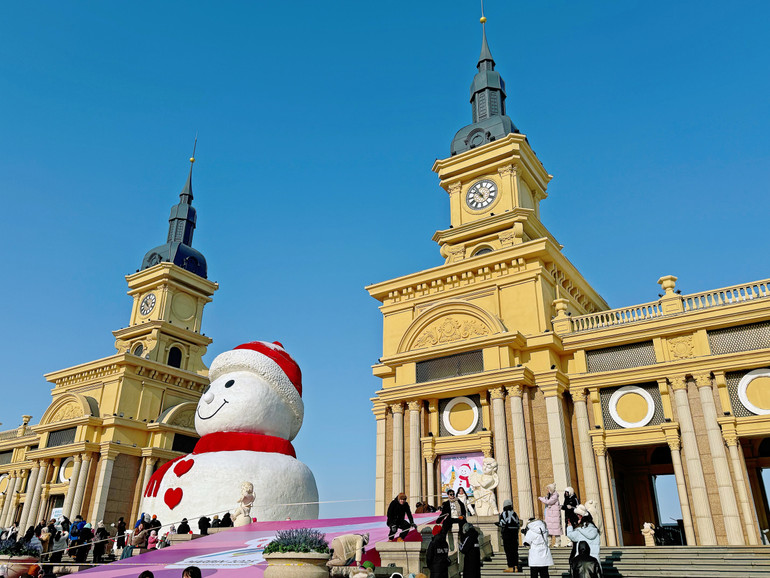 Một địa điểm check-in nổi tiếng ở Cáp Nhĩ Tân với tạo hình người tuyết khổng lồ. Một địa điểm check-in nổi tiếng ở Cáp Nhĩ Tân với tạo hình người tuyết khổng lồ.