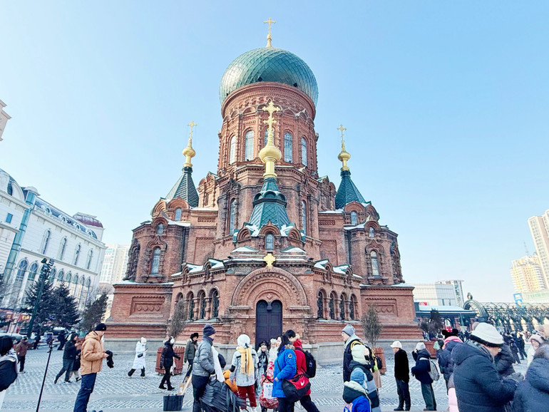 Nhà thờ Saint Sophia ở Cáp Nhĩ Tân là kiến trúc độc đáo, thu hút đông khách tham quan. Nhà thờ Saint Sophia ở Cáp Nhĩ Tân là kiến trúc độc đáo, thu hút đông khách tham quan.