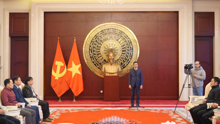 Toàn cảnh lễ kỷ niệm 95 năm Ngày thành lập Đảng tại Đại sứ quán Việt Nam tại Trung Quốc.