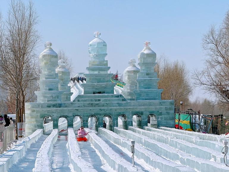 Trò cầu trượt bằng băng thu hút các bạn nhỏ và cả người lớn. Trò cầu trượt bằng băng thu hút các bạn nhỏ và cả người lớn.