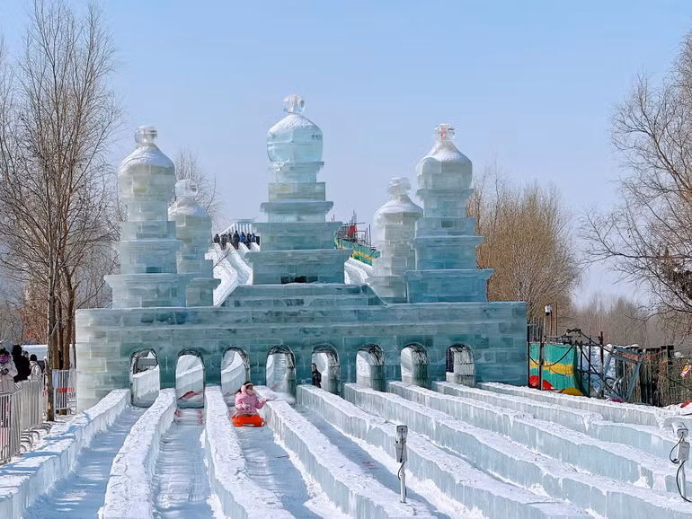 Trò cầu trượt bằng băng thu hút các bạn nhỏ và cả người lớn.