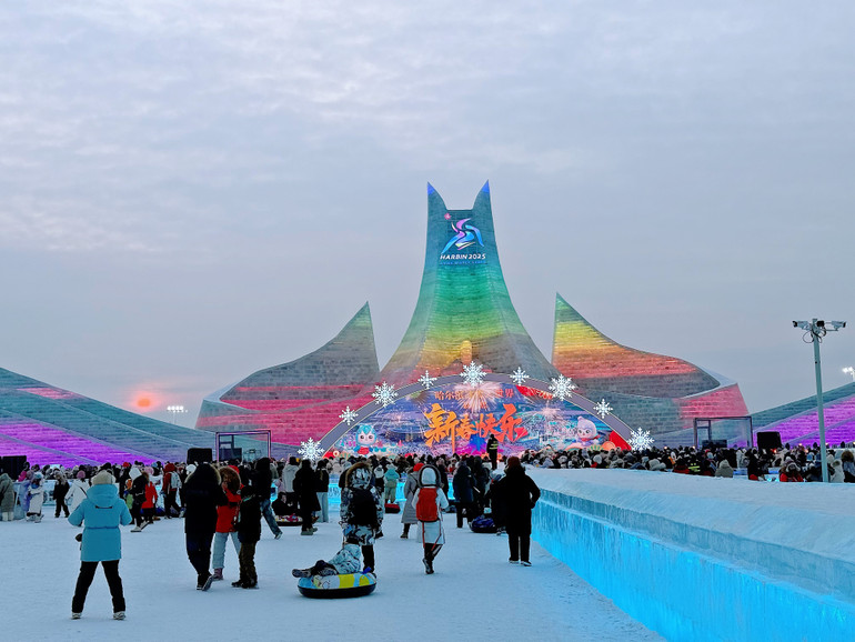 Công viên Thế giới băng tuyết mùa đông năm nay mở cửa từ ngày 21/12/2024, dự kiến sẽ thu hút hàng triệu lượt người đến tham quan và trải nghiệm. Công viên Thế giới băng tuyết mùa đông năm nay mở cửa từ ngày 21/12/2024, dự kiến sẽ thu hút hàng triệu lượt người đến tham quan và trải nghiệm.