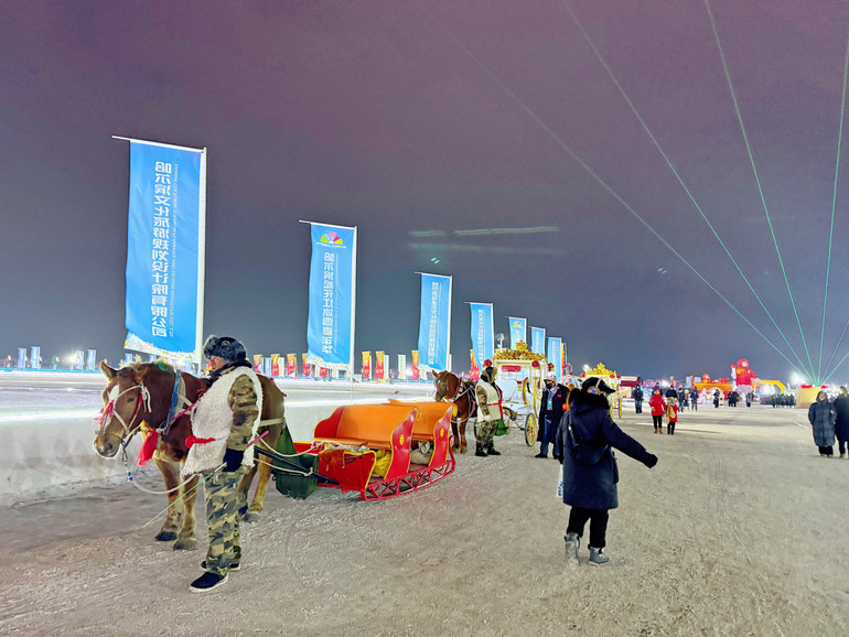 Khi mùa đông đến, sông Tùng Hoa chảy qua Cáp Nhĩ Tân đóng băng, trở thành điểm vui chơi giải trí của người dân thành phố và du khách. Khi mùa đông đến, sông Tùng Hoa chảy qua Cáp Nhĩ Tân đóng băng, trở thành điểm vui chơi giải trí của người dân thành phố và du khách.