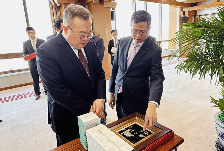 Đại sứ Phạm Thanh Bình chia sẻ về ý nghĩa món quà lưu niệm dành tặng Trưởng Ban Liên lạc Đối ngoại Trung ương Đảng Cộng sản Trung Quốc Lưu Kiến Siêu.