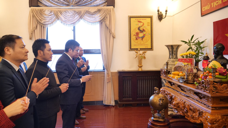 Lãnh đạo Đảng ủy, Đại sứ quán Việt Nam tại Trung Quốc dâng hương tưởng nhớ Bác Hồ.