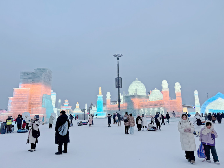 Khi trời chuyển tối, những công trình băng đăng trở nên lung linh, đẹp mắt. Khi trời chuyển tối, những công trình băng đăng trở nên lung linh, đẹp mắt.