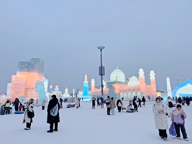 Khi trời chuyển tối, những công trình băng đăng trở nên lung linh, đẹp mắt.