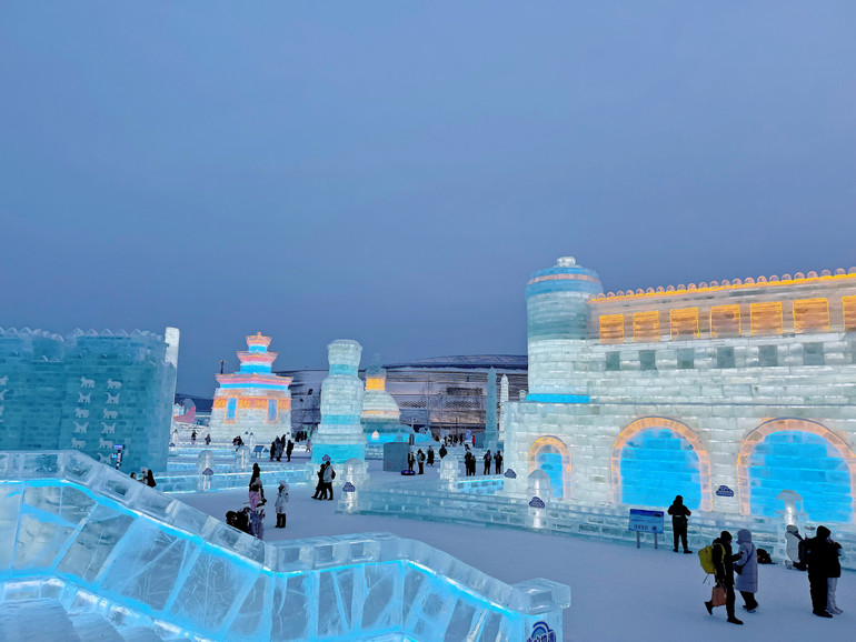 Các tác phẩm băng đăng đều lấy nguyên mẫu từ những công trình nổi tiếng của Trung Quốc và thế giới. Các tác phẩm băng đăng đều lấy nguyên mẫu từ những công trình nổi tiếng của Trung Quốc và thế giới.