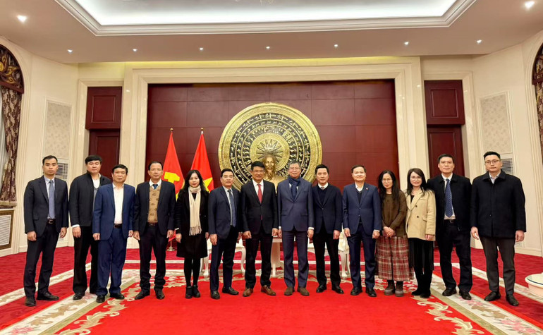 Đoàn đại biểu Viện kiểm sát nhân dân tối cao thăm Đại sứ quán Việt Nam tại Trung Quốc. Đoàn đại biểu Viện kiểm sát nhân dân tối cao thăm Đại sứ quán Việt Nam tại Trung Quốc.
