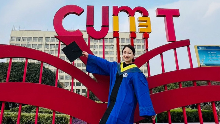 Chị Vũ Khánh Ly tốt nghiệp thạc sĩ Trường đại học Mỏ và Công nghệ Trung Quốc năm 2023. Chị Vũ Khánh Ly tốt nghiệp thạc sĩ Trường đại học Mỏ và Công nghệ Trung Quốc năm 2023.