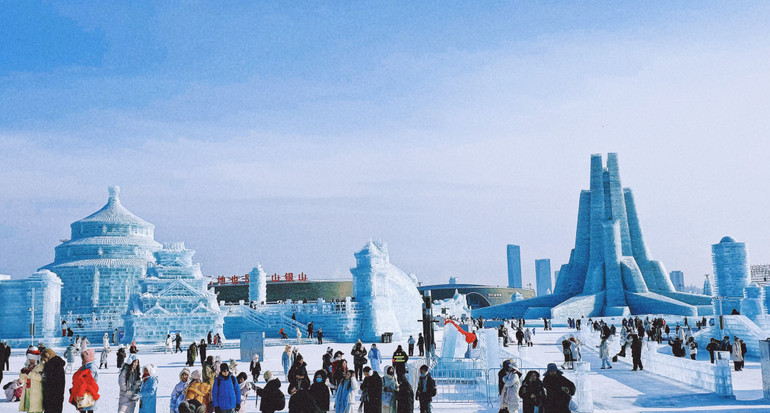 Những ngày đầu năm mới, Công viên Thế giới băng tuyết ở Cáp Nhĩ Tân đã thu hút rất đông du khách tham quan. Những ngày đầu năm mới, Công viên Thế giới băng tuyết ở Cáp Nhĩ Tân đã thu hút rất đông du khách tham quan.