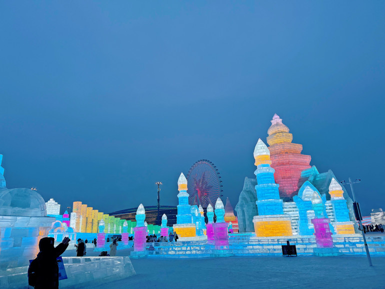 Các tác phẩm băng đăng mô phỏng những kiến trúc độc đáo. Các tác phẩm băng đăng mô phỏng những kiến trúc độc đáo.