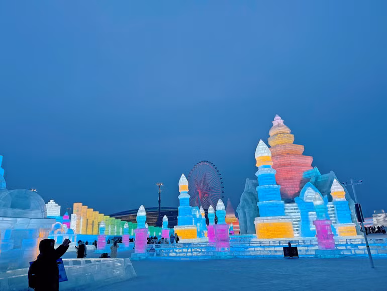 Các tác phẩm băng đăng mô phỏng những kiến trúc độc đáo.