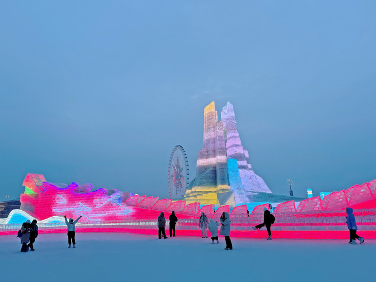 Tạo hình một con rồng trong Công viên Thế giới băng tuyết Cáp Nhĩ Tân, Tạo hình một con rồng trong Công viên Thế giới băng tuyết Cáp Nhĩ Tân,