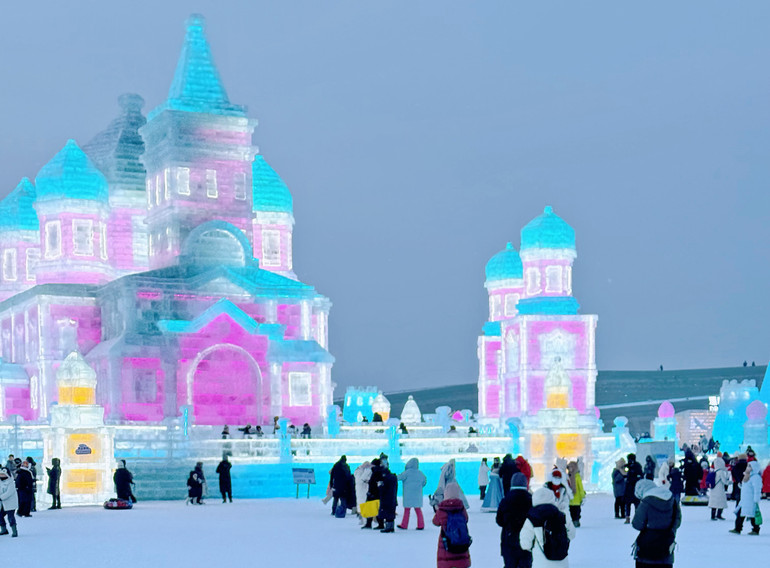 Du khách thích thú bên những tác phẩm băng đăng khổng lồ. Du khách thích thú bên những tác phẩm băng đăng khổng lồ.