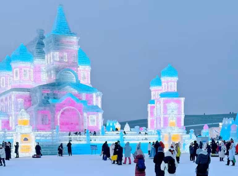 Du khách thích thú bên những tác phẩm băng đăng khổng lồ.