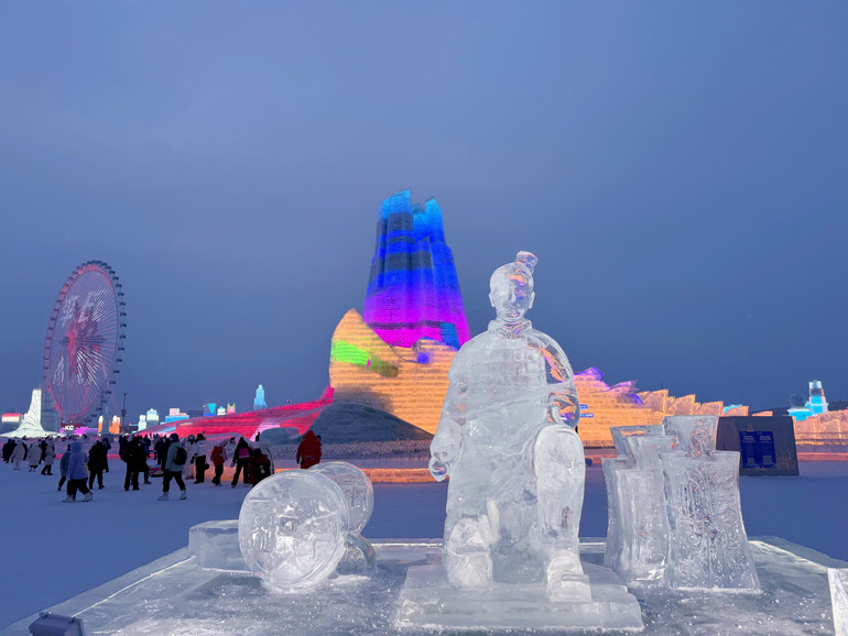 Tạo hình tượng đất nung-binh mã dũng trong lăng mộ Tần Thủy Hoàng. Tạo hình tượng đất nung-binh mã dũng trong lăng mộ Tần Thủy Hoàng.