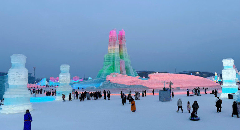 Hiệu ứng ánh sáng khiến cả công viên trở nên lung linh, huyền ảo. Hiệu ứng ánh sáng khiến cả công viên trở nên lung linh, huyền ảo.