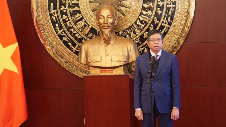 Bí thư Đảng ủy, Đại sứ Việt Nam tại Trung Quốc Phạm Thanh Bình phát biểu ý kiến tại buổi lễ.
