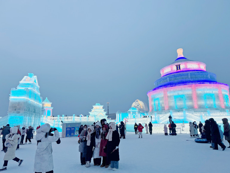 Check-in bên tác phẩm băng đăng mô phỏng Thiên Đàn, biểu tượng của thủ đô Bắc Kinh. Check-in bên tác phẩm băng đăng mô phỏng Thiên Đàn, biểu tượng của thủ đô Bắc Kinh.