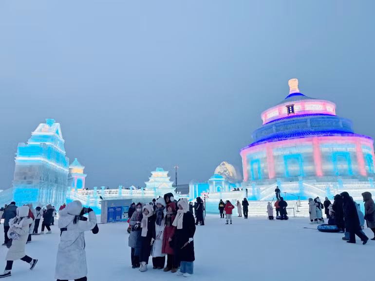 Check-in bên tác phẩm băng đăng mô phỏng Thiên Đàn, biểu tượng của thủ đô Bắc Kinh.