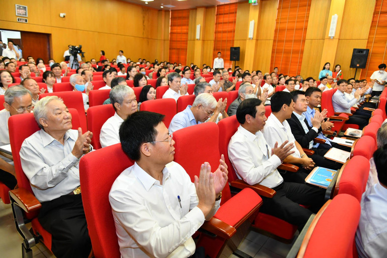 Các đại biểu và cử tri tham dự hội nghị.