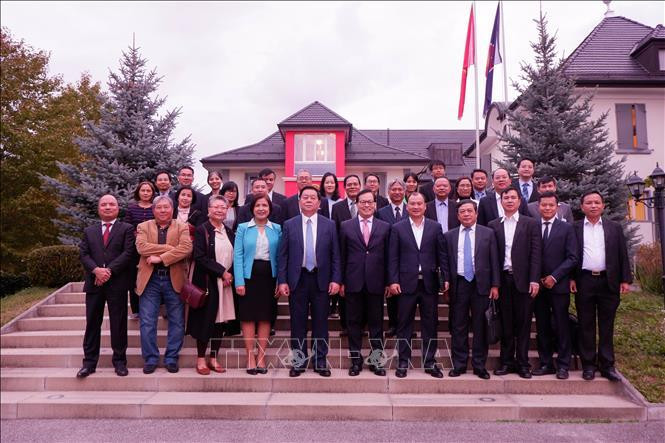 Đồng chí Nguyễn Trọng Nghĩa thăm Phái đoàn thường trực Việt Nam bên cạnh Liên hợp quốc tại Geneva. Ảnh: TTXVN